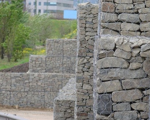 格賓石籠網(wǎng)箱擋土墻 格賓石籠網(wǎng)箱擋土墻
