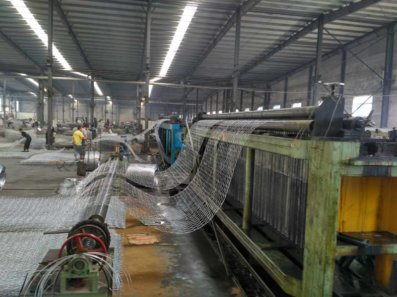 鉛絲石籠網(wǎng)編織現(xiàn)場 鉛絲石籠網(wǎng)編織現(xiàn)場