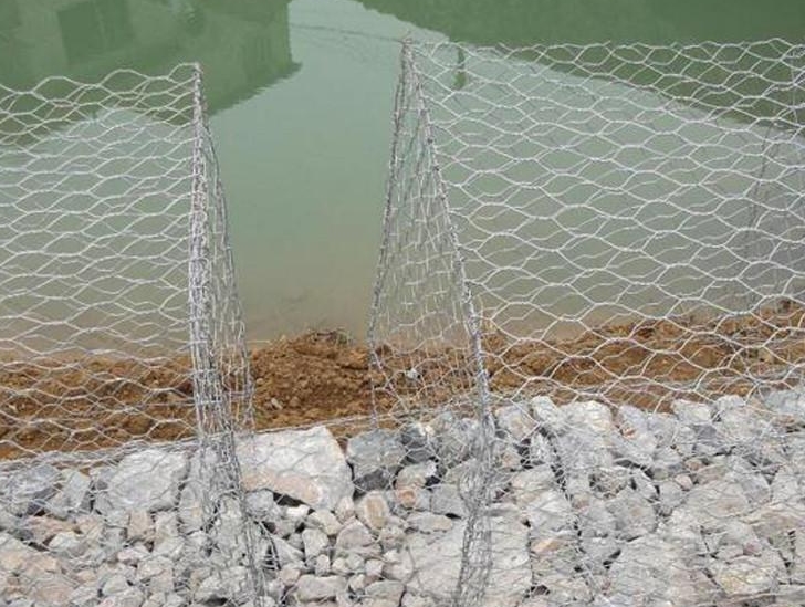 三擰石籠網(wǎng)的應(yīng)用2 三擰石籠網(wǎng)的應(yīng)用2