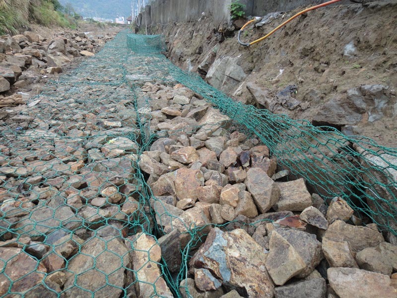 覆塑三擰石籠網(wǎng) 覆塑三擰石籠網(wǎng)