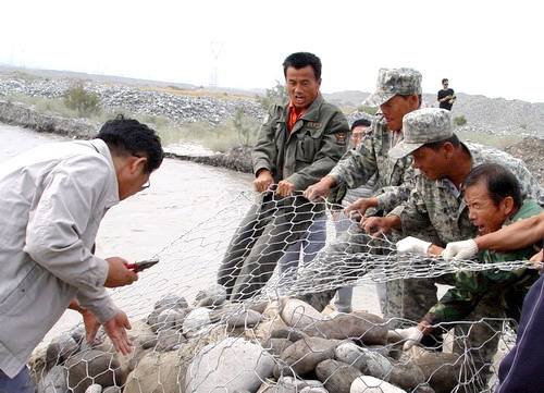 拋石網(wǎng)兜搶險(xiǎn) 拋石網(wǎng)兜搶險(xiǎn)