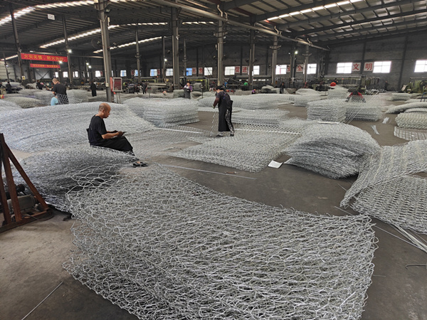 格賓石籠網(wǎng)加工現(xiàn)場(chǎng) 格賓石籠網(wǎng)加工現(xiàn)場(chǎng)