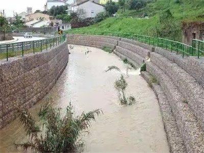 石籠網(wǎng)護堤圖片 石籠網(wǎng)護堤圖片